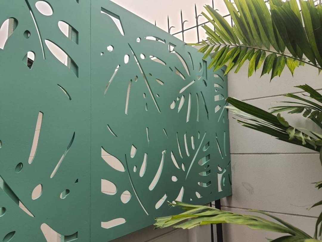 ผนังตกแต่ง เอสซีจี รุ่นเฟรทเวิร์ค ลาย Monstera-1 ขนาด 100x100x0.8 ซม. สีรองพื้น