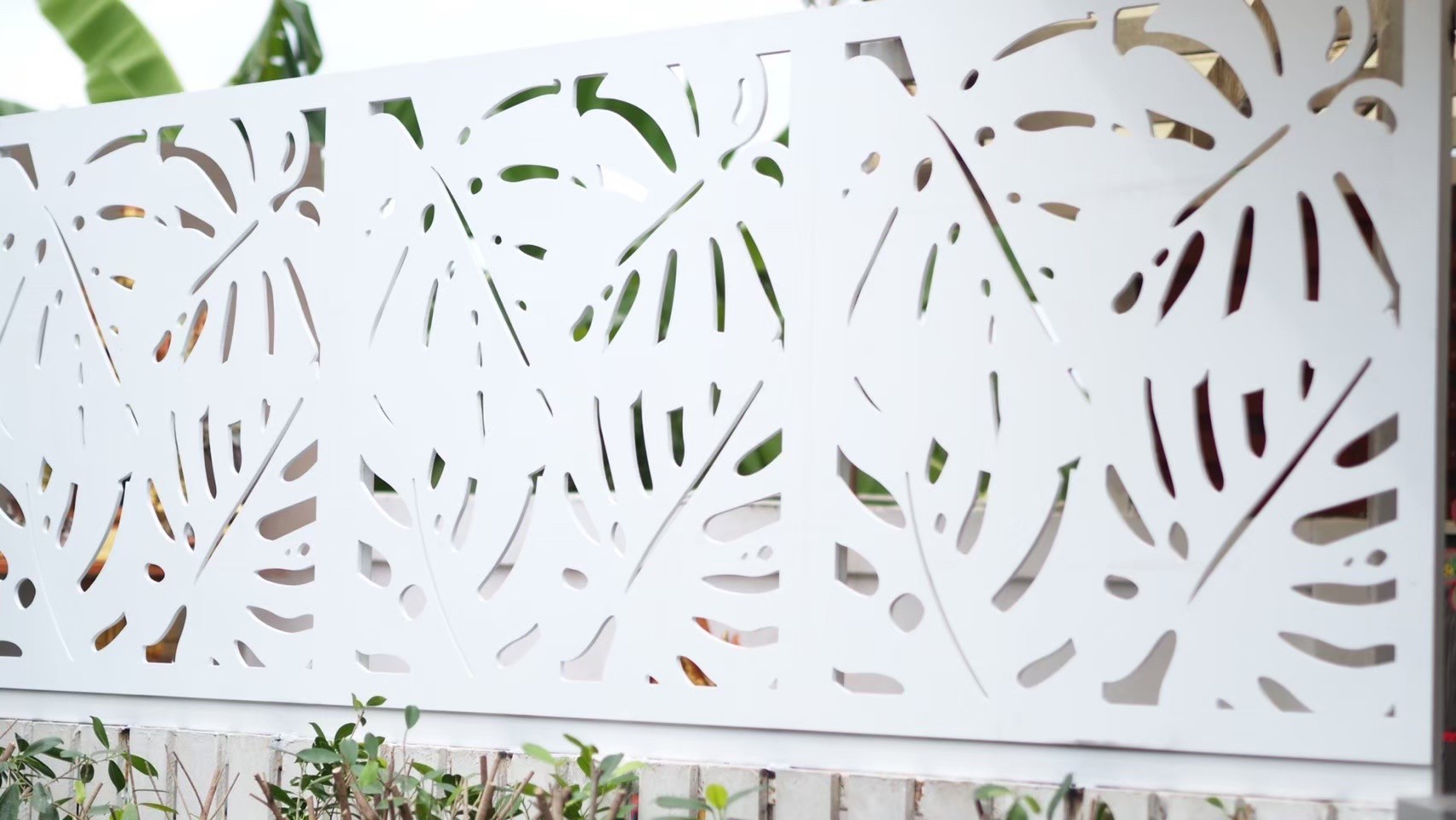 ผนังตกแต่ง เอสซีจี รุ่นเฟรทเวิร์ค ลาย Monstera-1 ขนาด 100x100x0.8 ซม. สีรองพื้น